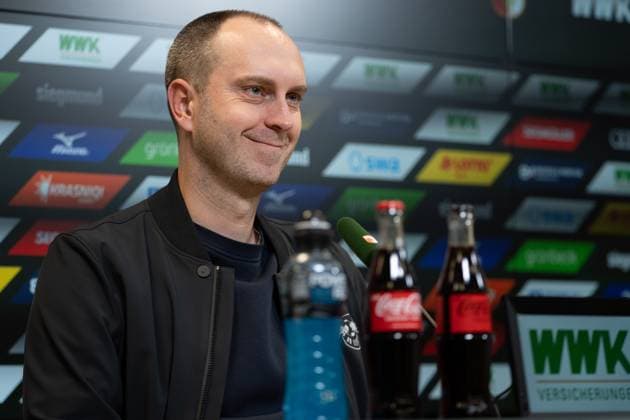 Ole Werner ( Trainer Leipzig) bei der Pressekonferenz nach dem Bundesligaspiel FC Augsburg - RB Leipzig am 25.10.2025.