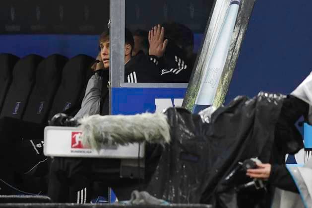 GER; 1. FBL,, Hamburger SV vs VfL Wolfsburg 25.10.2025, Volksparkstadion, Hamburg, GER; 1. FBL, Hamburger SV vs VfL Wolfsburg im Bild Trainer Merlin Polzin (Hamburg) regt sich auf und sitzt enttaeuscht auf der Bank