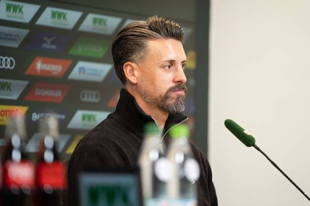 Sandro Wagner (Trainer FC Augsburg) bei der Pressekonferenz nach dem Bundesligaspiel FC Augsburg - RB Leipzig am 25.10.2025.