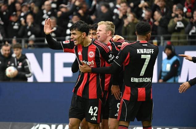25.10.2025 xhpx Frankfurt am Main, Deutsche Bank Park Bundesliga Saison 2025 2026 Eintracht Frankfurt - FC St. Pauli Torjubel nach dem Tor von Jonathan Burkhardt (9, Eintracht Frankfurt) zum 2:0