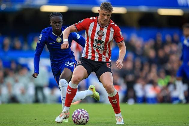 Chelsea v Sunderland Premier League 25 10 2025. Sunderland Defender Daniel Ballard (5) Under Pressure from Chelsea Forward Tyrique George (32) during the Premier League match between Chelsea and Sunderland at Stamford Bridge, London, England on 25 October 2025. London Stamford Bridge Greater London England Editorial use only DataCo restrictions apply See www.football-dataco.com , Copyright: xChrisxFoxwellx PSI-23106-0080