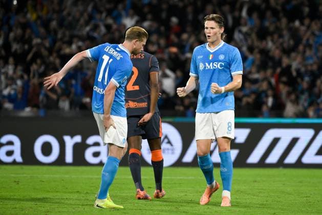 Kevin De Bruyne of SSC Napoli reacts injured after scoring a goal on penalty while Scott McTominay celebrates during the Serie A 2025 2026 football match between SSC Napoli and FC Internazionale at Diego Armando Maradona stadium in Naples (Italy), October 25, 2025. andreaxstaccioli