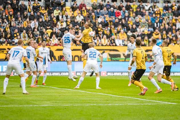 25.10.2025, xomx, Fussball 2.Bundesliga, Dynamo Dresden - SC Paderborn 07 v.l. Tjark Scheller (SC Paderborn 07) und Vinko Sapina (Dynamo Dresden) im Zweikampf am Ball (DFL DFB REGULATIONS PROHIBIT ANY USE OF PHOTOGRAPHS as IMAGE SEQUENCES and or QUASI-VIDEO) Dresden