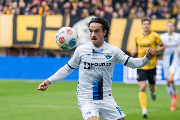 25.10.2025, xomx, Fussball 2.Bundesliga, Dynamo Dresden - SC Paderborn 07 v.l. Mika Baur (SC Paderborn 07) am Ball. Portrait, Portraet, (DFL DFB REGULATIONS PROHIBIT ANY USE OF PHOTOGRAPHS as IMAGE SEQUENCES and or QUASI-VIDEO) Dresden
