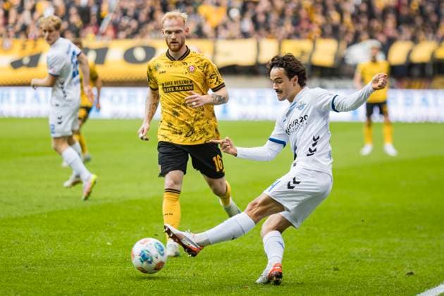 25.10.2025, xomx, Fussball 2.Bundesliga, Dynamo Dresden - SC Paderborn 07 v.l. Nils Fröhling (Dynamo Dresden) und Mika Baur (SC Paderborn 07) im Zweikampf am Ball (DFL DFB REGULATIONS PROHIBIT ANY USE OF PHOTOGRAPHS as IMAGE SEQUENCES and or QUASI-VIDEO) Dresden