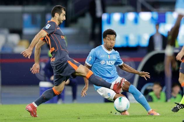 Football match SSC Napoli vs Inter Inter™s Armenian midfielder Henrikh Mkhitaryan challenges for the ball with Napoli s Brazilian forward David Neres during the Serie A football match between SSC Napoli and Inter at the Diego Armando Maradona Stadium in Naples, on October 25, 2025. _BPH6335 Copyright: xAntonioxBalascox