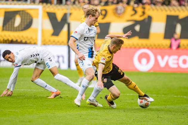 25.10.2025, xomx, Fussball 2.Bundesliga, Dynamo Dresden - SC Paderborn 07 v.l. Santiago Castaneda (SC Paderborn 07) am Boden, Mattes Hansen (SC Paderborn 07) und Niklas Hauptmann (Dynamo Dresden) im Zweikampf. (DFL DFB REGULATIONS PROHIBIT ANY USE OF PHOTOGRAPHS as IMAGE SEQUENCES and or QUASI-VIDEO) Dresden