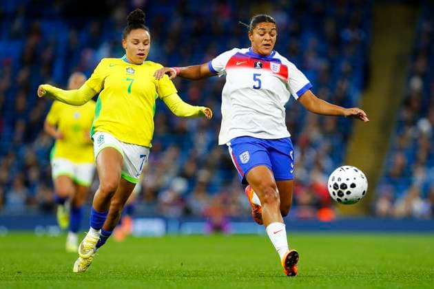 England v Brazil, Manchester, UK - 25 October 2025 Jess Carter of England feels pressure from Dudinha of Brazil during the Women™s International Friendly, Länderspiel, Nationalmannschaft match between England and Brazil at The Etihad Stadium on 25 October 2025 in Manchester, England (Photo by Steve Taylor PPAUK) Manchester The Etihad Stadium Greater Manchester England Copyright: xStevexTaylor PPAUKx PPA-225704