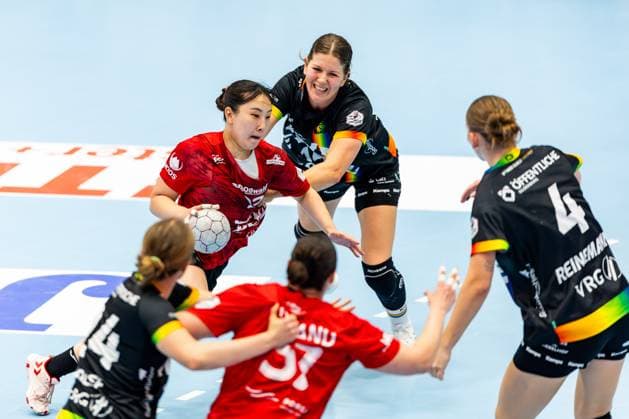 25.10.2025, GER, Handball, Frauen, Saison 2025 2026, Alsco 1.Bl, 6.Spieltag, Thueringer HC - VfL Oldenburg Paulina Golla (VfL Oldenburg) Natsuki Aizawa (Thueringer HC,23) 99947 Bad Langensalza Salza Halle Sporthalle Mehrz Thüringen Deutschland