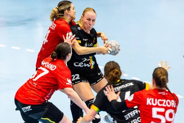 25.10.2025, GER, Handball, Frauen, Saison 2025 2026, Alsco 1.Bl, 6.Spieltag, Thueringer HC - VfL Oldenburg Lotta Roepcke (VfL Oldenburg), Anika Niederwieser (Thueringer HC,14) 99947 Bad Langensalza Salza Halle Sporthalle Mehrz Thüringen Deutschland