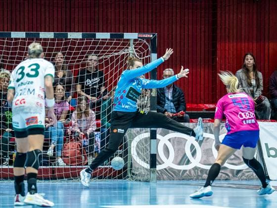 Petra Hlogyik (Frisch Auf Frauen, 72) beim Siebenmeter gegen Antje Doell Union Neckarsulm, 59), Sport-Union Neckarsulm vs. Frisch Auf Goeppingen, Handball, 1. Bundesliga, Spielzeit 2025 2026, 25.10.2025 Sport-Union Neckarsulm vs. Frisch Auf Goeppingen, Handball, 1. Bundesliga, Spielzeit 2025 2026, 25.10.2025 Neckarsulm Copyright: xEibner-Pressefoto MichaelxSchmidx EP_MST