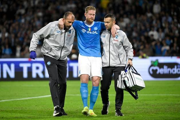Kevin De Bruyne of SSC Napoli, injred, leaves the pitch after scoring scoring a goal on penalty during the Serie A 2025 2026 football match between SSC Napoli and FC Internazionale at Diego Armando Maradona stadium in Naples (Italy), October 25, 2025. andreaxstaccioli