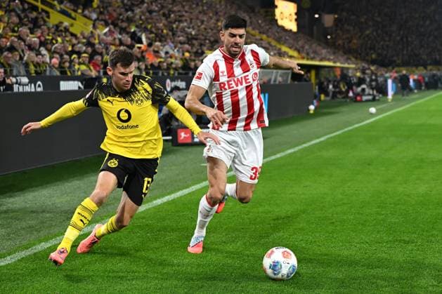 Pascal Gross (Borussia Dortmund) und Cenk Özkacar (1. FC Koeln) im Zweikampf waehrend des Spiels der Bundesliga zwischen Borussia Dortmund und 1. FC Köln, Signal Iduna Park am 25. October 2025 in Dortmund, Deutschland. (Foto von Ralf Treese DeFodi Images) +++ Pascal Gross (Borussia Dortmund) und Cenk Özkacar (1. FC Koeln) battle for the ball during the Bundesliga match between Borussia Dortmund and 1. FC Köln at Signal Iduna Park on October 25, 2025 in Dortmund, Germany. (Photo by Ralf Treese DeFodi Images) DFL regulations prohibit any use of photographs as image sequences and or quasi-video. (Photo by Ralf Treese DeFodi Images) Pascal Gross Borussia Dortmund and Cenk Özkacar 1 FC Koeln in a duel during the Bundesliga match between Borussia Dortmund and 1 FC Köln, Signal Iduna Park on October 25, 2025 in Dortmund, Germany Photo by Ralf Treese DeFodi Images Pascal Gross Borussia Dortmund and Cenk Özkacar 1 FC Koeln battle for the ball during the Bundesliga match between Borussia Dortmund and 1 FC Köln at Signal Iduna Park on October 25, 2025 in Dortmund, Germany Photo by Ralf Treese DeFodi Images DFL regulations prohibit any use of photographs as image sequences and or quasi video Photo by Ralf Treese DeFodi Images