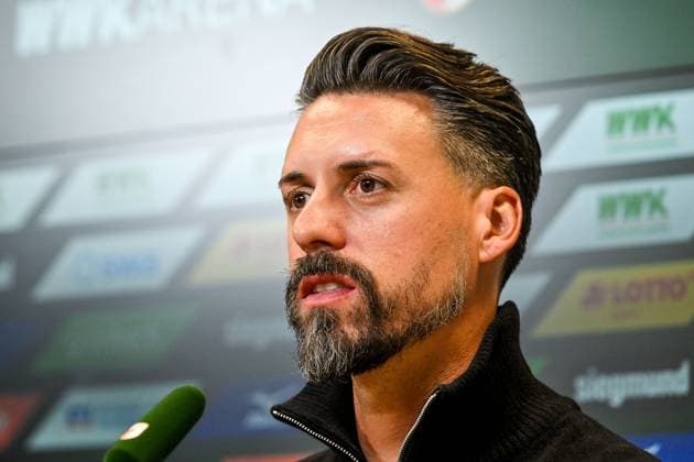GER, 1. FBL, FC Augsburg vs RB Leipzig 25.10.2025, WWK-Arena, Augsburg, GER, 1. FBL, FC Augsburg vs RB Leipzig, im Bild Sandro Wagner (FC Augsburg), Pressekonferenz nach Spielende