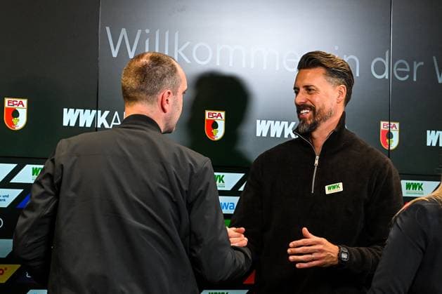 GER, 1. FBL, FC Augsburg vs RB Leipzig 25.10.2025, WWK-Arena, Augsburg, GER, 1. FBL, FC Augsburg vs RB Leipzig, im Bild Ole Werner (RB Leipzig) und Sandro Wagner (FC Augsburg) verabschieden sich, Pressekonferenz nach Spielende