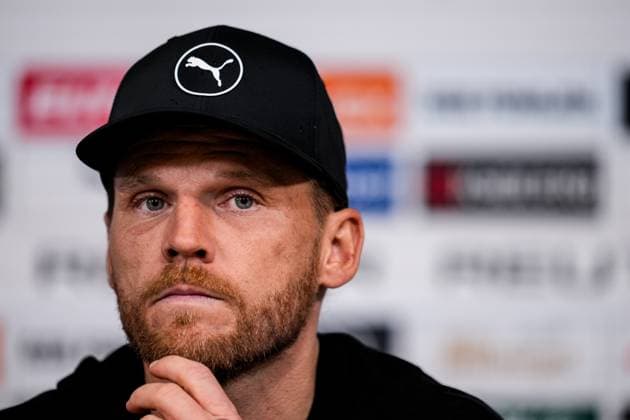 MOENCHENGLADBACH, GERMANY - OCTOBER 25: Borussia Monchengladbach head coach Eugen Polanski attends a press conference, PK, Pressekonferenz after the Bundesliga match between Borussia M+?nchengladbach and FC Bayern M++nchen at Borussia-Park on October 25, 2025 in Moenchengladbach, Germany. (Photo by Rene Nijhuis) SPO  Copyright: xRenexNijhuis