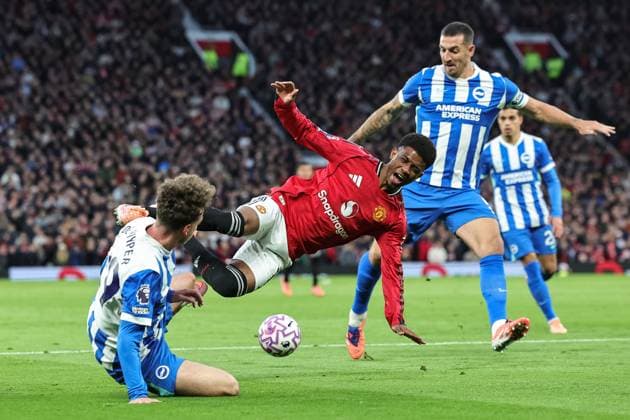 Premier League Manchester United, ManU v Brighton and Hove Albion Maxim De Cuyper of Brighton & Hove Albion clashes with Amad Diallo of Manchester United inside Brightons area, no foul during the Premier League match Manchester United vs Brighton and Hove Albion at Old Trafford, Manchester, United Kingdom, 25th October 2025 (Photo by Mark Cosgrove News Images) Manchester Old Trafford Greater Manchester United Kingdom Copyright: xMarkxCosgrove NewsxImagesx