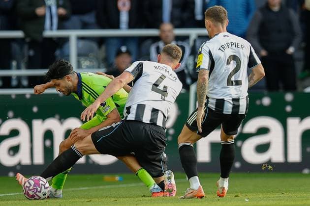25th October 2025; St James Park, Newcastle, England; Premier League Football, Newcastle United versus Fulham; Sven Botman of Newcastle United challenges Raul Jimenez of Fulham  CraigxCowan