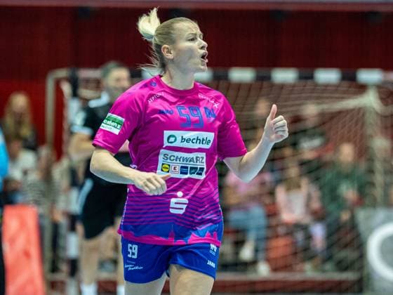 Antje Doell Union Neckarsulm, 59) zeigt ihren Mitspielerinnen den Daumen hoch, Sport-Union Neckarsulm vs. Frisch Auf Goeppingen, Handball, 1. Bundesliga, Spielzeit 2025 2026, 25.10.2025 Sport-Union Neckarsulm vs. Frisch Auf Goeppingen, Handball, 1. Bundesliga, Spielzeit 2025 2026, 25.10.2025 Neckarsulm Copyright: xEibner-Pressefoto MichaelxSchmidx EP_MST