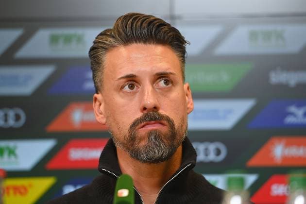 Sandro WAGNER (Trainer FC Augsburg), Einzelbild,angeschnittenes Einzelmotiv,Portraet,Portrait,Porträt. PRESSEKONFERENZ. Fussball 1. Bundesliga Saison 2025 2026, 8.Spieltag, Spieltag08 FC Augsburg - RB Leipzig 0-6 am 25.10.2025 , WWK A R E N A.