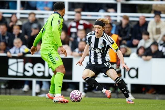 25th October 2025; St James Park, Newcastle, England; Premier League Football, Newcastle United versus Fulham; Anthony Gordon of Newcastle United runs at Kenny Tete of Fulham  CraigxCowan