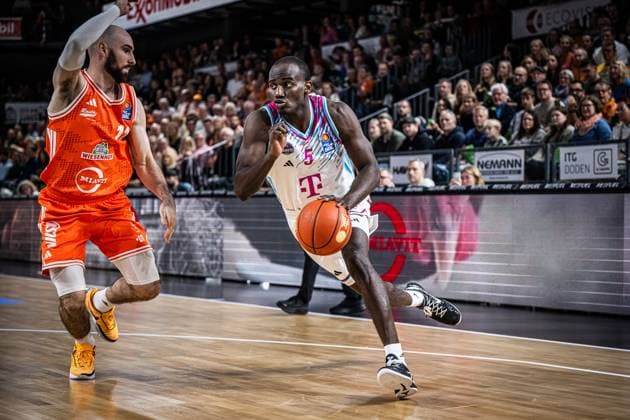 1. Basketball Bundesliga, easyCredit BBL, Saison 2025 2026, Herren, Hauptrunde, 5. Spieltag, 25.10.2025, RASTA Vechta - Telekom Baskets Bonn Tylan Birts ( 5 - Telekom Baskets Bonn) in Aktion Vechta RASTA Dome Niedersachsen Deutschland