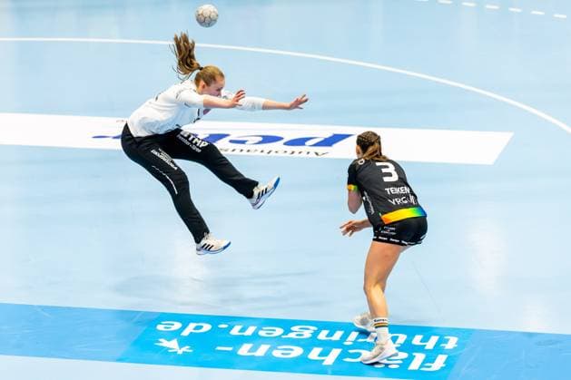 25.10.2025, GER, Handball, Frauen, Saison 2025 2026, Alsco 1.Bl, 6.Spieltag, Thueringer HC - VfL Oldenburg Lana Teiken (VfL Oldenburg), Laura Kuske (Thueringer HC,11) 99947 Bad Langensalza Salza Halle Sporthalle Mehrz Thüringen Deutschland