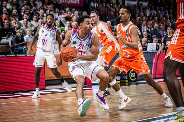 1. Basketball Bundesliga, easyCredit BBL, Saison 2025 2026, Herren, Hauptrunde, 5. Spieltag, 25.10.2025, RASTA Vechta - Telekom Baskets Bonn Joel Aminu ( 21 - Telekom Baskets Bonn) in Aktion Vechta RASTA Dome Niedersachsen Deutschland