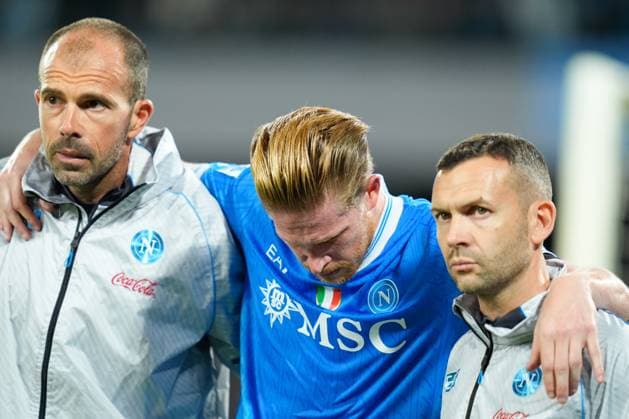 SSC Napoli v FC Internazionale - Serie A Enilive Kevin De Bruyne of SSC Napoli despairs as he leaves the pitch supported by physios after picking up an injury during the serie Serie A Enilive match between SSC Napoli and FC Internazionale at Stadio Diego Armando Maradona on October 25, 2025 in Naples, Italy Naples Stadio Diego Armando Maradona Naples Italy Copyright: xGiuseppexMaffiax 251025_SerieA_Napoli-Inter_GM_6019