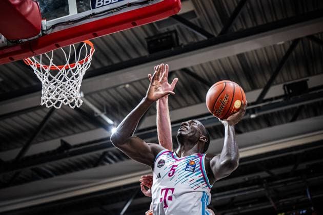 1. Basketball Bundesliga, easyCredit BBL, Saison 2025 2026, Herren, Hauptrunde, 5. Spieltag, 25.10.2025, RASTA Vechta - Telekom Baskets Bonn Tylan Birts ( 5 - Telekom Baskets Bonn) beim Korbleger Vechta RASTA Dome Niedersachsen Deutschland