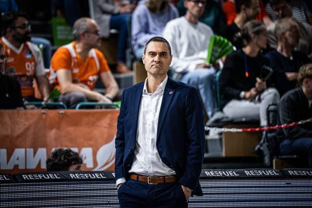 1. Basketball Bundesliga, easyCredit BBL, Saison 2025 2026, Herren, Hauptrunde, 5. Spieltag, 25.10.2025, RASTA Vechta - Telekom Baskets Bonn Marko Stankovic (Head Coach - Telekom Baskets Bonn) während der Partie Vechta RASTA Dome Niedersachsen Deutschland