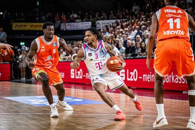 1. Basketball Bundesliga, easyCredit BBL, Saison 2025 2026, Herren, Hauptrunde, 5. Spieltag, 25.10.2025, RASTA Vechta - Telekom Baskets Bonn Zachery Cooks ( 3 - Telekom Baskets Bonn) in Aktion Vechta RASTA Dome Niedersachsen Deutschland