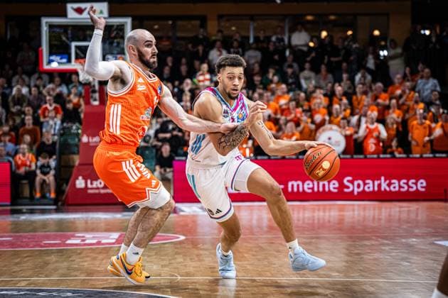 1. Basketball Bundesliga, easyCredit BBL, Saison 2025 2026, Herren, Hauptrunde, 5. Spieltag, 25.10.2025, RASTA Vechta - Telekom Baskets Bonn Alijah Comithier ( 2 - Telekom Baskets Bonn) in Aktion Vechta RASTA Dome Niedersachsen Deutschland