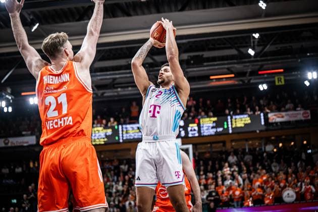 1. Basketball Bundesliga, easyCredit BBL, Saison 2025 2026, Herren, Hauptrunde, 5. Spieltag, 25.10.2025, RASTA Vechta - Telekom Baskets Bonn Alijah Comithier ( 2 - Telekom Baskets Bonn) beim Jumpshot Vechta RASTA Dome Niedersachsen Deutschland