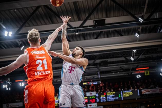 1. Basketball Bundesliga, easyCredit BBL, Saison 2025 2026, Herren, Hauptrunde, 5. Spieltag, 25.10.2025, RASTA Vechta - Telekom Baskets Bonn Alijah Comithier ( 2 - Telekom Baskets Bonn) beim Korbleger Vechta RASTA Dome Niedersachsen Deutschland