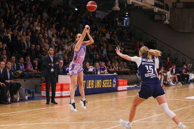Jo Raflo (Alba Berlin, 09) with the jumpshot, Alba Berlin Frauen vs Syntainics MBC, Basketball, 1. DBBL, Spieltag 5, Photo: Foot.Bowl Thomas Sobotzki Copyright: xFootxBowl ThomasxSobotzkix
