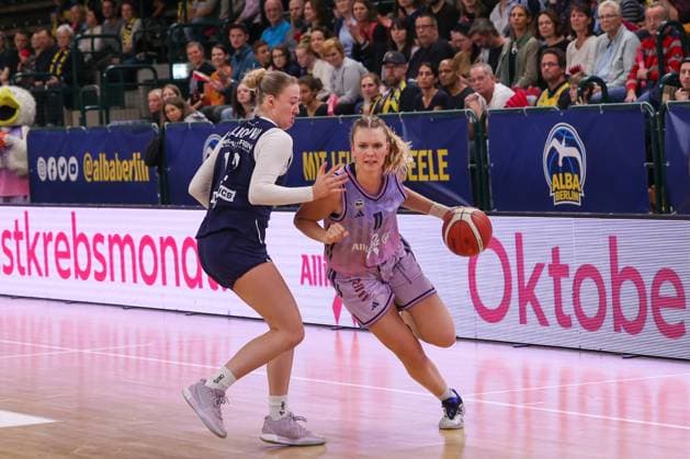 Nina Rosemeyer (Alba Berlin, 11) runs with the ball, Alba Berlin Frauen vs Syntainics MBC, Basketball, 1. DBBL, Spieltag 5, Photo: Foot.Bowl Thomas Sobotzki Copyright: xFootxBowl ThomasxSobotzkix