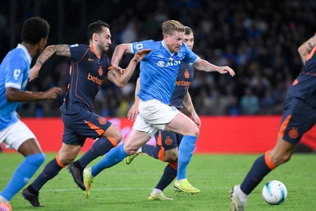 Hakan Calhanoglu of FC Internazionale and Kevin De Bruyne of SSC Napoli during the Serie A 2025 2026 football match between SSC Napoli and FC Internazionale at Diego Armando Maradona stadium in Naples (Italy), October 25, 2025. andreaxstaccioli