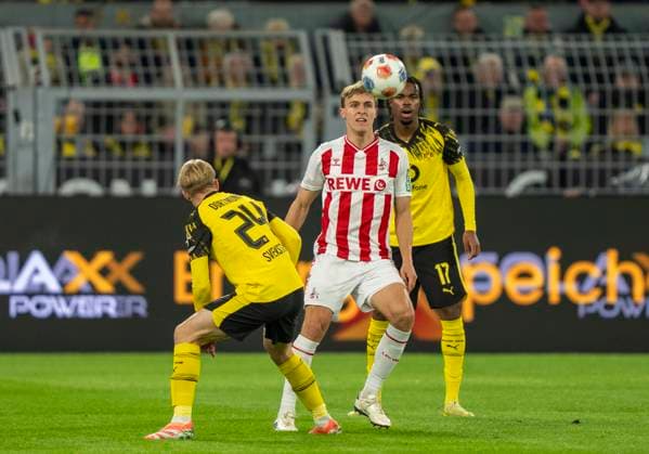 Zweikampf zwischen: Timo Huebers (1. FC Koeln, 4) und Daniel SVENSSON (Borussia Dortmund, 24) 25.10.2025, Fussball, 1. Bundesliga: Borussia Dortmund - 1. FC Köln in Dortmund, Signal Iduna Park DFL regulations prohibit any use of photographs as image sequences and or quasi-video. Copyright: HMBxMedia xMarcoxBader
