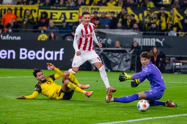 25.10.2025: Fußball: Borussia Dortmund - 1. FC Köln, 8. Spieltag im Signal-Iduna-Park. Ramy Bensebaini (Borussia Dortmund) (l-r), Said El Mala (1. FC Köln) und Torwart Gregor Kobel (Borussia Dortmund) kämpfen um den Ball. WICHTIGER HINWEIS: Gemäß den Vorgaben der DFL und des DFB ist es untersagt, in dem Stadion und oder vom Spiel angefertigte Fotoaufnahmen in Form von Sequenzbildern und oder videoähnlichen Fotostrecken zu verwerten bzw. verwerten zu lassen. Copyright: xDavidxInderliedx