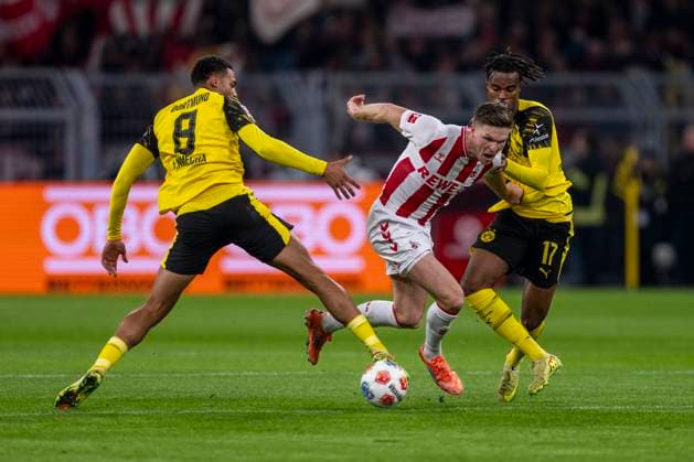 25.10.2025: Fußball: Borussia Dortmund - 1. FC Köln, 8. Spieltag im Signal-Iduna-Park. Felix Nmecha (Borussia Dortmund) (l-r), Marius Bülter (1. FC Köln) und Carney Chukwuemeka (Borussia Dortmund) kämpfen um den Ball. WICHTIGER HINWEIS: Gemäß den Vorgaben der DFL und des DFB ist es untersagt, in dem Stadion und oder vom Spiel angefertigte Fotoaufnahmen in Form von Sequenzbildern und oder videoähnlichen Fotostrecken zu verwerten bzw. verwerten zu lassen. Copyright: xDavidxInderliedx