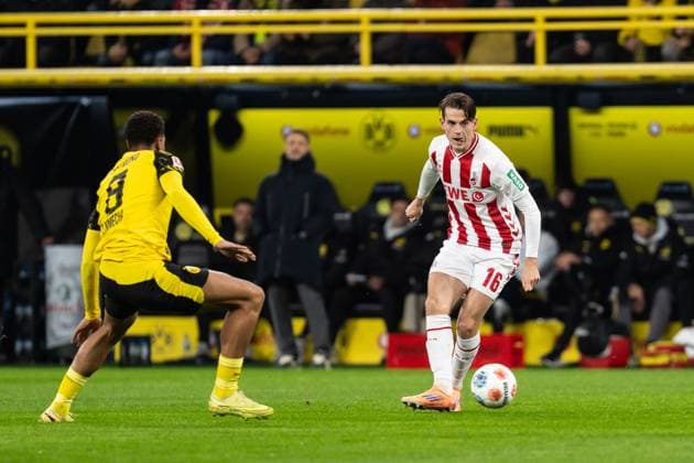 GER, 1. FBL, Borussia Dortmund vs 1.FC Köln 25.10.2025, Signal Iduna Park, Dortmund, GER, 1. FBL, Borussia Dortmund vs 1.FC Köln im Bild: Jakub KamiÅ ski Kaminski (1. FC Köln Koeln, 16) Einzelaktion; Ganzkörper Ganzkoerper ; Ball am Fuss; Felix Nmecha (Borussia Dortmund, 8)