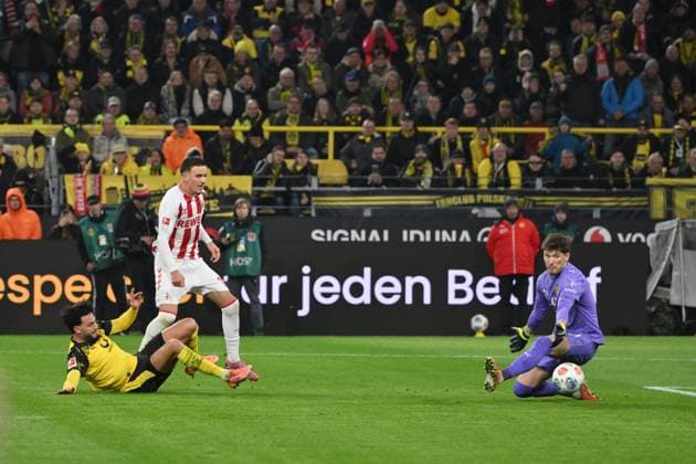 Said El Mala (1. FC Koeln) vergibt frei vor Torwart Gregor Kobel (Borussia Dortmund), links Ramy Bensebaini (Borussia Dortmund) 25.10.2025, Fussball 1. Bundesliga, Saison 2025 2026, 8. Spieltag, Borussia Dortmund - 1. FC Köln DFL regulations prohibit any use of photographs as image sequences and or quasi-video Dortmund Signal Iduna Park Nordrhein Westfalen Deutschland
