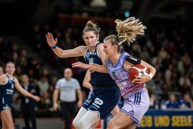 Basketball Berlin 25.10.2025 Saison 2025 2026 Toyota DBBL 1. Bundesliga Frauen, Damen Alba Berlin - SYNTAINICS MBC Nina Rosemeyer (Alba, No.11) Romy Bär (MBC, No.46)