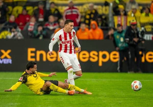 Said El Mala (1. FC Koeln, 13) mit einem Schuss auf das Tor von Gregor KOBEL (Borussia Dortmund, 1), Ramy BENSEBAINI (Borussia Dortmund, 5) versucht zu blocken. 25.10.2025, Fussball, 1. Bundesliga: Borussia Dortmund - 1. FC Köln in Dortmund, Signal Iduna Park DFL regulations prohibit any use of photographs as image sequences and or quasi-video. Copyright: HMBxMedia xMarcoxBader