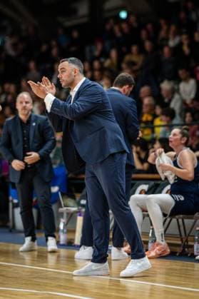 Basketball Berlin 25.10.2025 Saison 2025 2026 Toyota DBBL 1. Bundesliga Frauen, Damen Alba Berlin - SYNTAINICS MBC Timur Topal (MBC, Trainer)