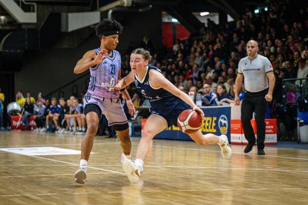 Basketball Berlin 25.10.2025 Saison 2025 2026 Toyota DBBL 1. Bundesliga Frauen, Damen Alba Berlin - SYNTAINICS MBC Nicole Brochlitz (MBC, No.06) Deeshyra Thomas (Alba, No.21)