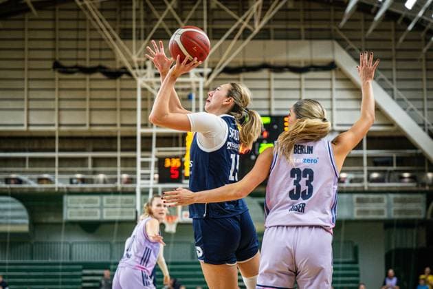 Basketball Berlin 25.10.2025 Saison 2025 2026 Toyota DBBL 1. Bundesliga Frauen, Damen Alba Berlin - SYNTAINICS MBC Sona Svetlikova (MBC, No.15) Emily Kiser (Alba, No.33)
