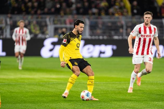 GER, 1. FBL, Borussia Dortmund vs 1.FC Köln 25.10.2025, Signal Iduna Park, Dortmund, GER, 1. FBL, Borussia Dortmund vs 1.FC Köln im Bild: Ramy Bensebaini (Borussia Dortmund, 5) Einzelaktion; Ganzkörper Ganzkoerper ; Ball am Fuss;