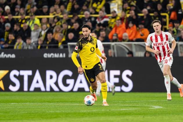 GER, 1. FBL, Borussia Dortmund vs 1.FC Köln 25.10.2025, Signal Iduna Park, Dortmund, GER, 1. FBL, Borussia Dortmund vs 1.FC Köln im Bild: Ramy Bensebaini (Borussia Dortmund, 5) Einzelaktion; Ganzkörper Ganzkoerper ; Ball am Fuss;